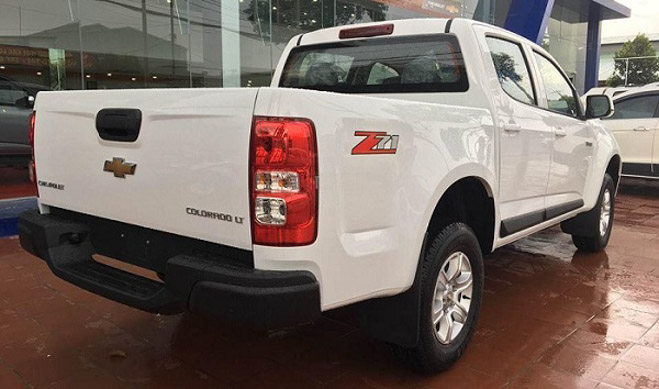 So sánh Ford Ranger 2.2 XLS và Chevrolet Colorado 2.5 VGT : Phiên bản một cầu số tự động giá rẻ - 7