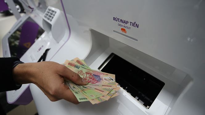 Ngân hàng lại tăng phí ATM nội mạng - 2