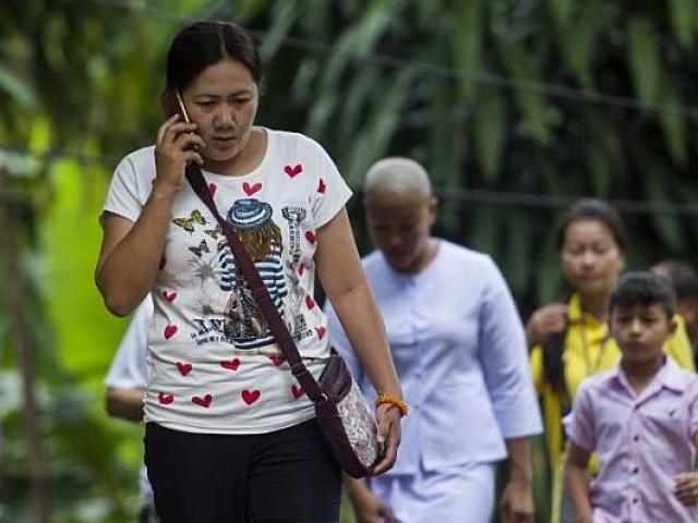 Giải cứu đội bóng Thái Lan: Cha mẹ không biết con thoát khỏi hang