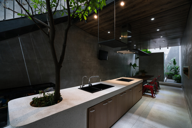 Với chiều ngang 4m, các kiến trúc sư đã quyết định để căn bếp ở trung tâm tầng 1, không gian sinh hoạt chung được mở rộng ra khắp tầng, không chia phòng hoặc sử dụng vách ngăn.