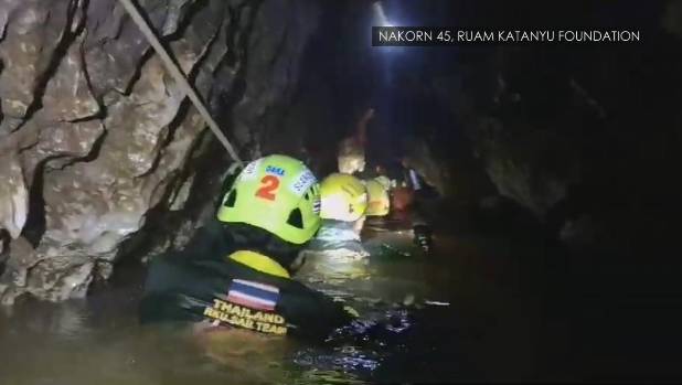 Rủi ro rình rập thợ lặn trong ngày thứ 3 giải cứu đội bóng Thái Lan - 1
