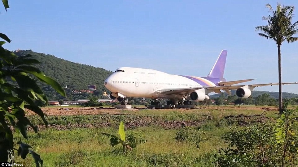 Thái Lan: Tỉnh dậy sau một đêm, ngỡ ngàng thấy Boeing 747 trên cánh đồng - 1