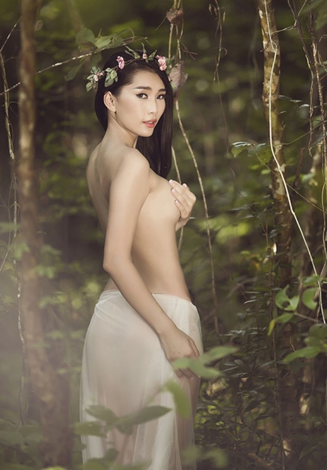 Người mẫu được mệnh danh là "siêu vòng 3" Lan Hương cởi áo, chụp ảnh bán nude.