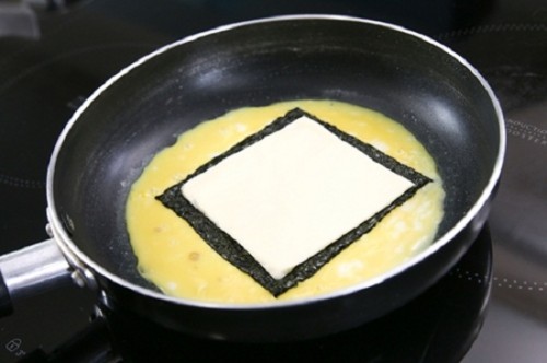 Cách làm trứng cuộn rong biển và phô mai thơm ngon hấp dẫn - 5