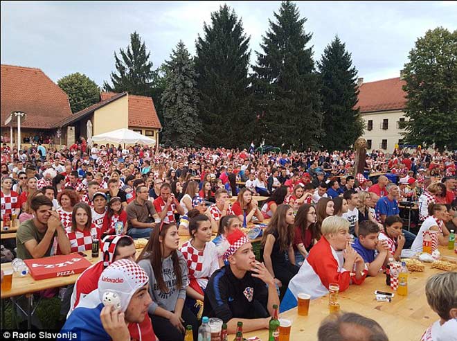 Ấn tượng World Cup 10/7: Dàn sao tuyển Anh &#34;ăn và chơi&#34;, fan &#34;máu&#34; nhất - 5