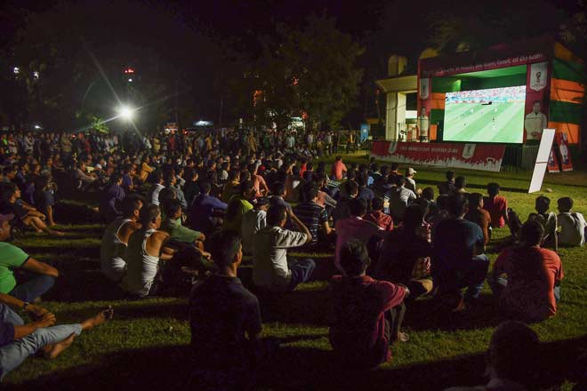 Ấn tượng World Cup 10/7: Dàn sao tuyển Anh &#34;ăn và chơi&#34;, fan &#34;máu&#34; nhất - 9