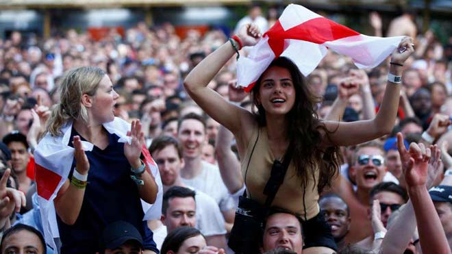 Ấn tượng World Cup 10/7: Dàn sao tuyển Anh &#34;ăn và chơi&#34;, fan &#34;máu&#34; nhất - 3