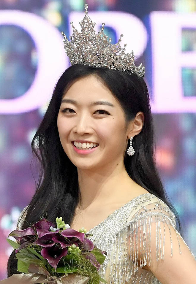 Tân Hoa hậu Hàn Quốc bị dân mạng &#34;ném đá&#34; dáng xấu, mặt thô - 1