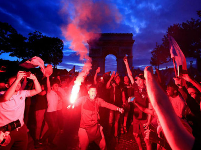 Pháp vào chung kết World Cup: Paris ngập biển người, nổ tung pháo sáng