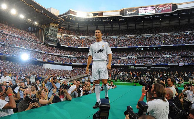 9 năm Ronaldo ở Real: Đến như một siêu sao, ra đi như một tượng đài - 1