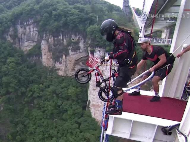 Thót tim sàn nhảy Bungee trên cầu đáy kính cao nhất thế giới