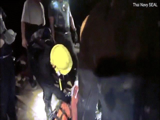 Video cho thấy các cậu bé Thái Lan không tự lặn mà được cứu bằng cáng?
