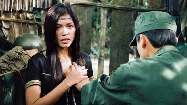 Dù đã bị cắt tới 40% cảnh giường chiếu trong phim, nhưng “Trung uý” vẫn bị dán mác 16+ vì một số cảnh nóng được cho là khá trần trụi giữa cô gái dân tộc Sipha (Quách An An) và Trung uý Hà (Thiện Tùng) giữa rừng đêm.