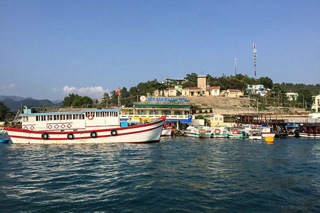 Nha Trang: Nha Trang, nổi tiếng vì có &#34;văn hóa bãi biển&#34; tốt nhất trong cả nước và cũng là một điểm đến cho những người yêu thích môn lặn biển ở Việt Nam.