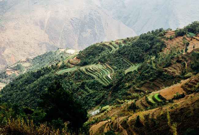 Hà Giang: Nằm ở phía bắc Việt Nam, Hà Giang sẽ mang đến cho du khách phong cảnh núi non hùng vĩ nhất trong khu vực. Cổng Thiên đàng và đèo Ma Pi Leng là hai trong số những khu vực đẹp nhất.