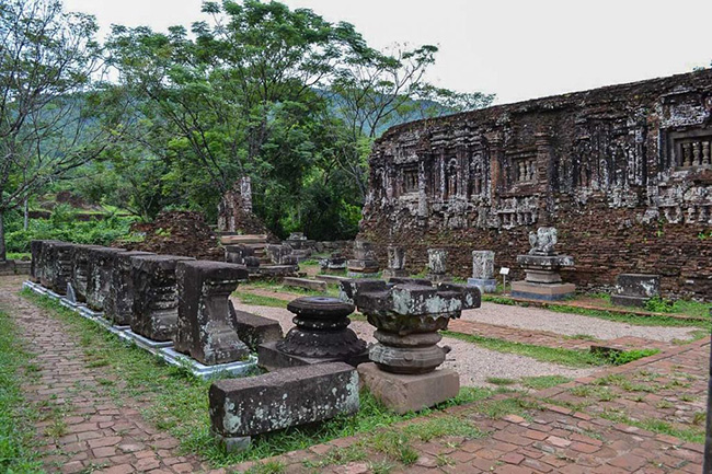 Mỹ Sơn: Mỹ Sơn là nơi mà một nền văn hóa độc đáo dựa trên giáo Ấn Độ tồn tại từ thế kỷ thứ 4 đến thế kỷ 13. Các vị vua của xứ Champa đã xây dựng một bộ sưu tập các ngôi đền phức tạp tại nơi đây.