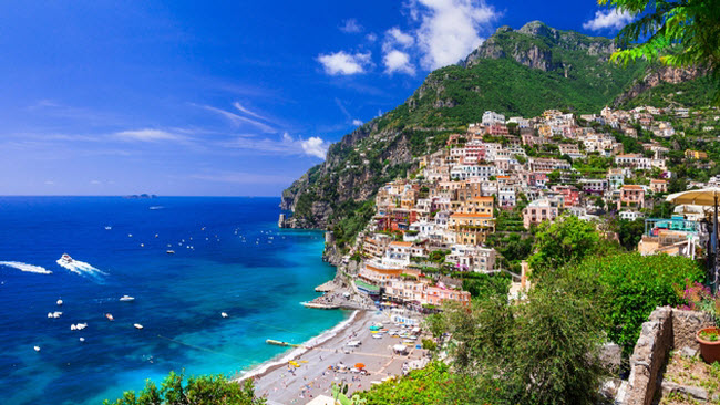 Positano Beach, Italia: Thị trấn Positano thực sự yên tĩnh, nhưng bãi biển ở đây rất đông du khách nhờ bãi tắm hình thành từ đá cuội và được bao quanh bởi các vách núi dựng đứng vô cùng ngoạn mục.