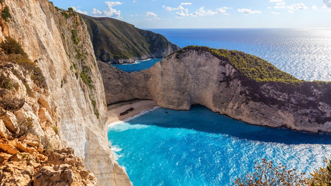 Navagio Beach, Hi Lạp: Dù chỉ có thể tiếp cận bằng tàu biển, nhưng bãi biển trên đảo Zakynthos vẫn thu hút đông du khách. Tới đây, mọi người có cơ hội chiêm ngưỡng vách đá tuyệt đẹp và xác tàu đắm nổi tiếng trên bãi cát.