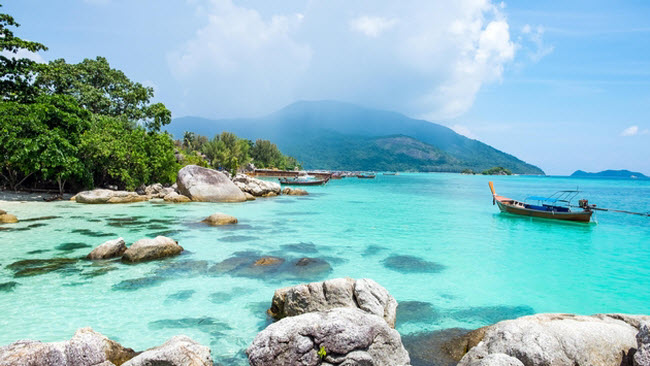 Ko Lipe Beach, Thái Lan: Ko Lipe là thiên đường đảo nằm sát biên giới với Malaysia và các bãi biển ở đây chắc chắn không làm du khách thất vọng. Bạn có thể tham gia các hoạt động lặn ống thở, bình khí hay khám phá rừng nhiệt đới.