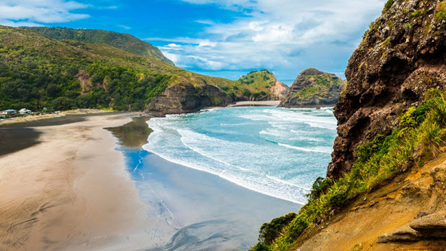 Piha Beach, New Zealand: Nằm ở phía tây thành phố Auckland, bãi biển Piha Beach gây ấn tượng với cát đen, phong cảnh núi hùng vĩ và rừng nhiệt đới bao quanh. Những con sóng lớn ở đây tạo điện kiện lý tưởng cho hoạt động lướt ván và các môn thể thao nước khác.