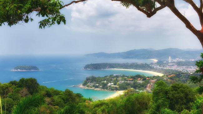 Freedom Beach, Thái Lan: Nằm gần thị trấn du lịch Karon, Freedom Beach là một trong những bãi biển đẹp nhất ở khu vực Đông Nam Á. Nơi đây nổi tiếng với cát trắng, nhiều cây xanh và mặt nước tĩnh do bãi biển có hình móng ngựa.