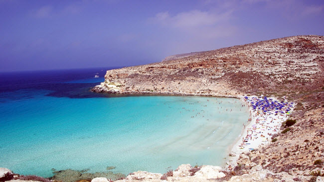 Rabbit Beach, Italia: Nằm trên hòn đảo nhỏ ở ngoài khơi Italia, nhưng bãi biển Rabbit Beach vẫn thu hút nhiều du khách ghé thăm. Bãi biển này có cát trắng nhất và điều kiện bơi tốt nhất dọc bờ biển Địa Trung Hải.