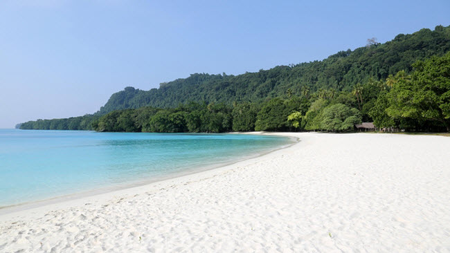 Champagne Beach, Vanuatu: Nằm trên đảo Espiritu Santo ở Vanuatu, bãi biển hẻo lánh Champagne Beach có cảnh nền lý tưởng dành cho những người mê chụp ảnh “tự sướng”, với thiên nhiên hoang sơ, cát trắng và nước trong đến kinh ngạc.