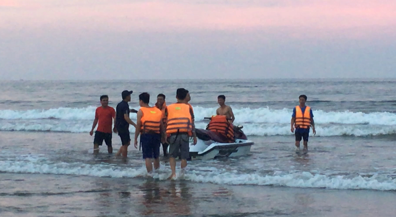 4 người bị sóng cuốn trôi khi tắm biển ở Thanh Hóa - 1