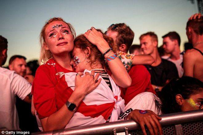 Ấn tượng World Cup 12/7: Mandzukic đè phóng viên, hot girl Anh ôm nhau khóc - 7