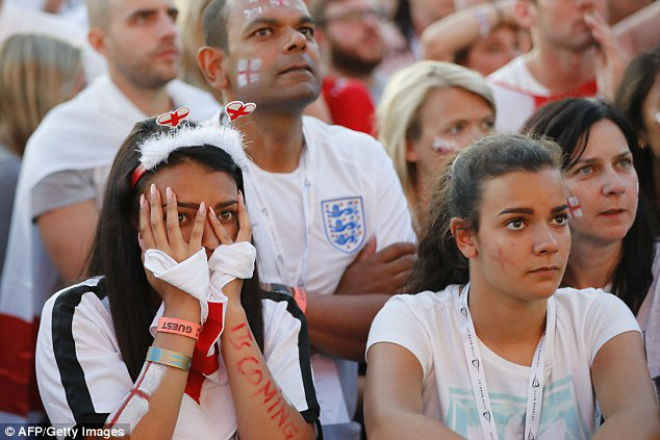 Ấn tượng World Cup 12/7: Mandzukic đè phóng viên, hot girl Anh ôm nhau khóc - 4