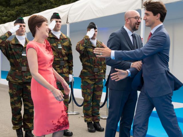 Thủ tướng Canada gây bão mạng khi ôm hôn vợ Thủ tướng Bỉ