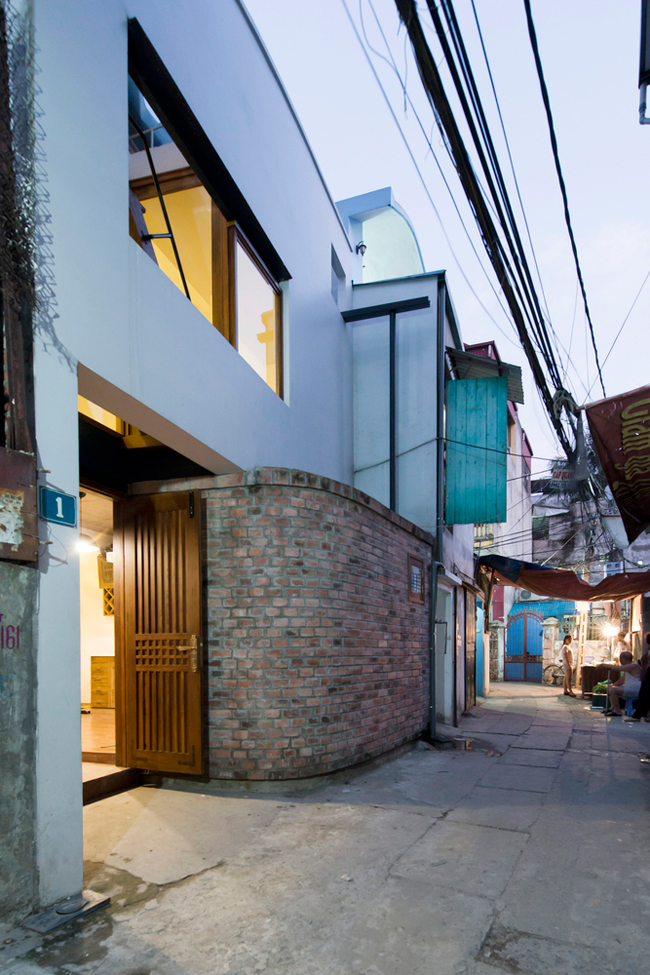 Nằm trong một con ngõ nhỏ ở Cổ Nhuế, Hà Nội, đây từng là một căn nhà 2 tầng khá tối và bí.