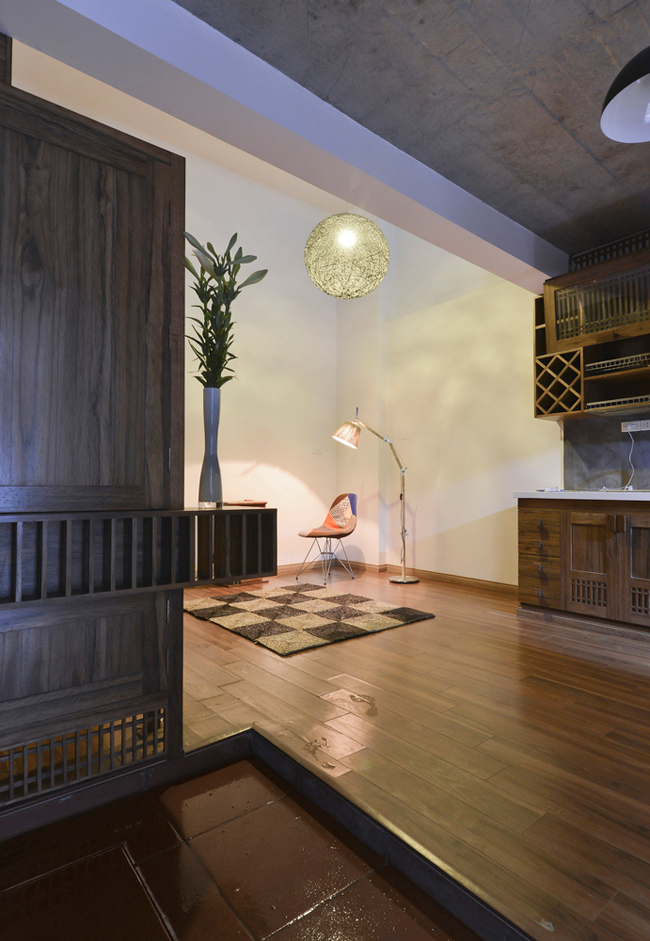 Phong cách nội thất tối giản với chất liệu gỗ chủ yếu và tông nâu trầm chủ đạo tạo cảm giác ấm cúng cho không gian sống.
