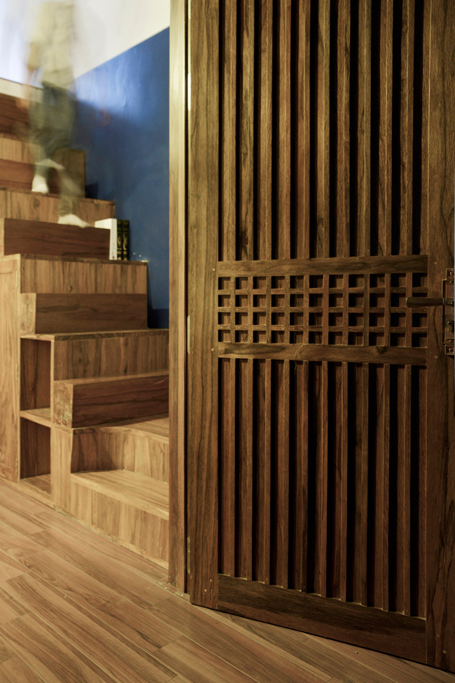 Cửa chính bằng gỗ được đẩy lùi vào trong tạo khoảng đệm vừa phải, hạn chế bụi và tác động của môi trường lên cửa gỗ và không gian trong nhà.