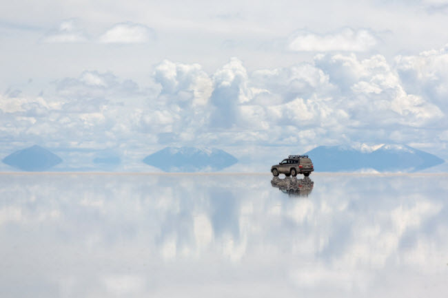 Cánh đồng muối Salar de Uyuni, Bolivia: Salar de Uyuni là cánh đồng muối lớn nhất thế giới nằm ở tây nam Bolivia. Lớp nước mỏng bao phủ bề mặt cánh đồng muối bằng phẳng tạo ra hiệu ứng giống như gương khổng lồ trên mặt đất.
