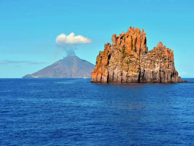 Stromboli, Italia: Stromboli là một trong những hòn đảo lớn thuộc bán đảo Aeolian. Nơi đây nổi tiếng với núi lửa phun trào dung nham khoảng 15 phút/lần.