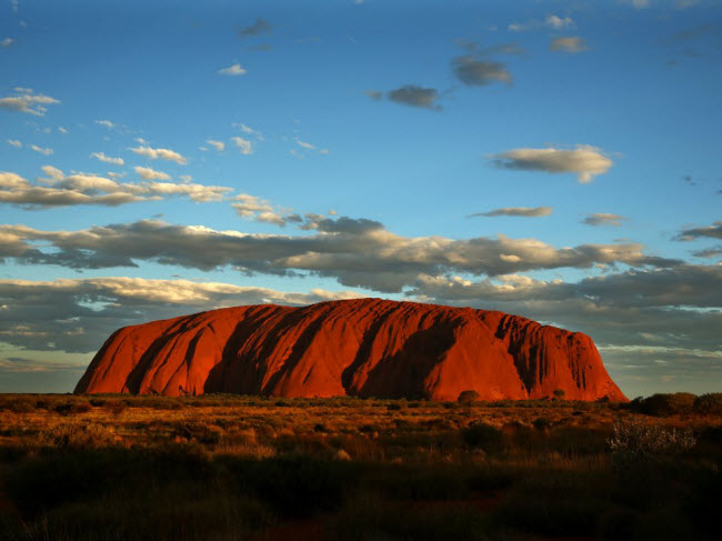Uluru, Australia: Cấu trúc sa thạch khổng lồ nằm tại khu vực hẻo lánh ở Northern Territory, Australia. Nó có chu vi khoảng 9,3 km.