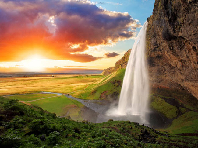 Thác Seljalandsfoss, Iceland: Đây là một trong những thác nước đẹp nhất ở Iceland. Du khách có thể chiêm ngưỡng của kỳ quan thiên nhiên này từ bên trong màn nước.