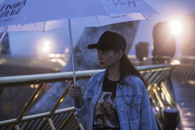 Thanh Hằng dầm mưa tổng duyệt thời trang trên cây cầu Vàng - 1