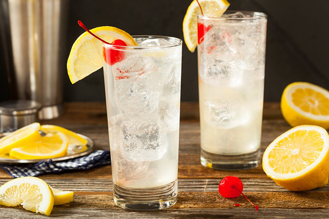 Tom Collins. Nước chanh có cồn này thường bao gồm rượu gin, nước cốt chanh, đường và nước có ga. Đôi khi bao gồm cả Pedro Collins &#40;rum&#41;, Pepito Collins &#40;tequila&#41; và được trang trí bằng những miếng chanh tươi.