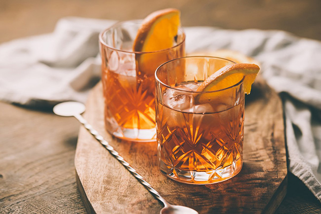 Rum Old Fashioned. Phiên bản của loại cocktail cổ điển này sử dụng rượu rum trắng, rượu rum sẫm màu và rượu mùi Velvet Falernum của Taylor.