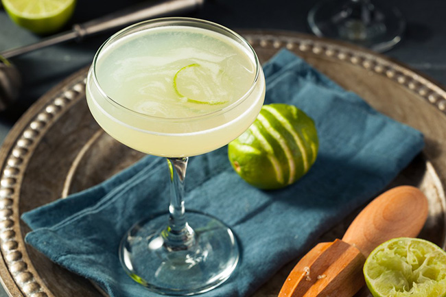 Gimlet. Công thức thay đổi liên tục của loại cocktail này hiện đang được thực hiện với tỷ lệ 75/25 gin đối với mật ong chanh.