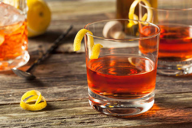 Sazerac. Đây là rượu whisky&nbsp;và đường, trong một ly thủy tinh absinthe.