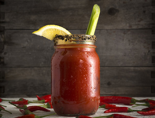 Bloody Mary. Dù bạn yêu hay ghét thì đồ uống này cũng nằm trong top 10 tại ¼ các quán bar. Ngon nhất là được pha chế bằng vodka, nước ép cà chua tươi, gia vị, nước chanh tươi và cần tây.