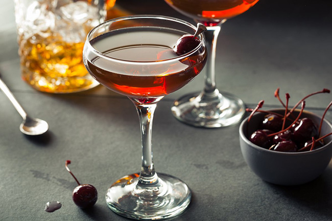 Manhattan. Đồ uống này được làm bằng lúa mạch đen, bitters và vermouth ngọt với Bulleit, Rittenhouse và Maker&#39;s Mark.