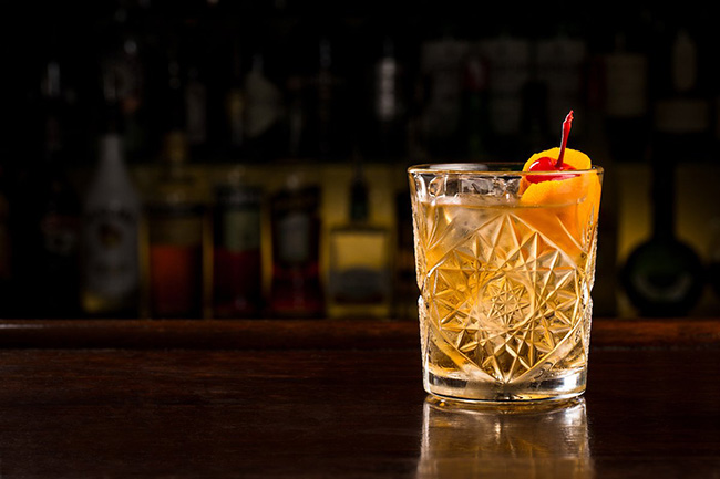 Old Fashioned. Thức uống tinh tế này được làm bằng một khối đường và Angostura bitters, nghiền nát, và khuấy động với một khối băng lớn và bourbon.