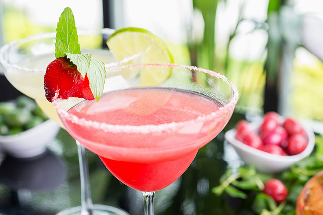 Daiquiri. Thức uống có cồn được đặt nhiều nhất trên thế giới, loại nước trái cây yêu thích này được làm bằng nước cốt chanh, rượu rum trắng và xi-rô đường và lắc trước khi uống.