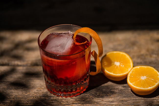 Negroni. Món ưa thích của người Ý là loại cocktail được yêu thích thứ hai trên thế giới. Nó được làm bằng 1/3, 1/3 và 1/3 của Campari, vermouth ngọt và rượu gin.