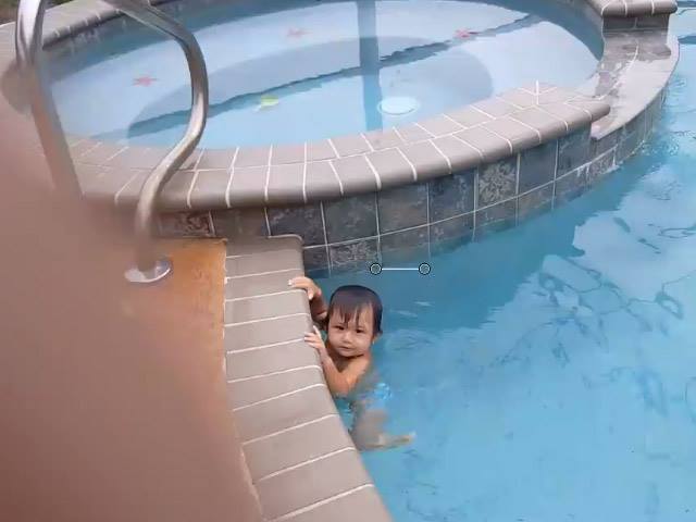 Ngạc nhiên bé 2 tuổi bơi lội tung tăng như cá trong hồ