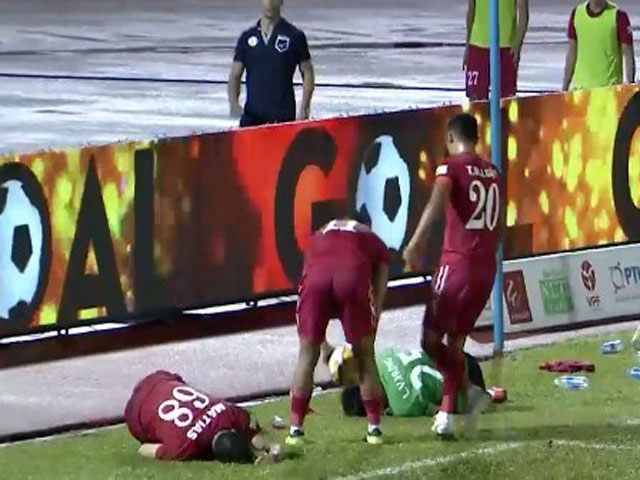 Trò cười V-League: Học trò HLV Miura ăn vạ như Neymar, thủ môn bị đuổi
